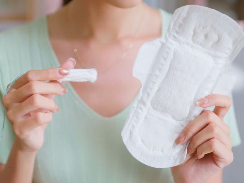 devojka drži uložak i tampon u rukama