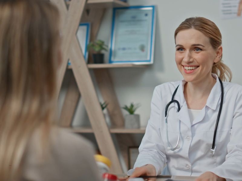 devojka kod ginekologa na konsultacijama